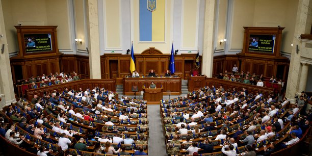 Volodimir zelensky lors d'une session au parlement ukrainien[reuters.com]
