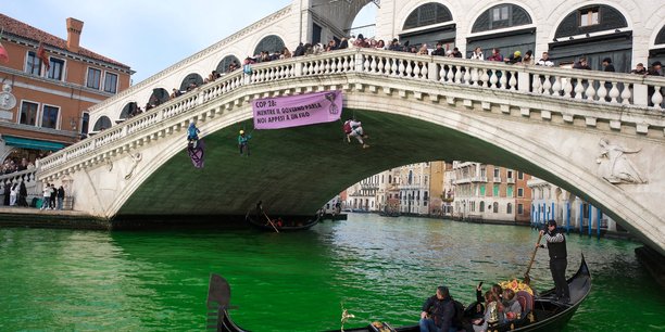 Le grand canal de venise, teint en vers par des ecologistes italiens[reuters.com]