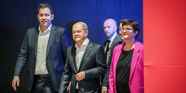 Vendredi au congrès du SPD à Berlin, le chancelier allemand, Olaf Scholz, entouré de Lars Klingbeil et de Saskia Esken, coprésidents du parti.