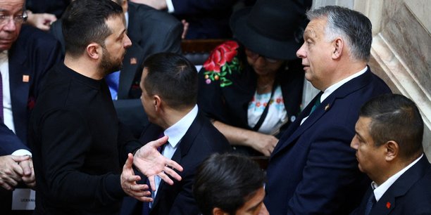 Le premier ministre hongrois viktor orban s'entretient avec le president ukrainien, volodimir zelensky, lors de la ceremonie de prestation de serment du president elu argentin javier milei[reuters.com]