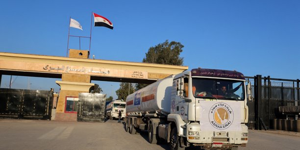 Un camion portant le logo de l'office de secours et de travaux des nations unies pour les refugies de palestine dans le proche-orient (unrwa) entre en egypte en provenance de gaza, au poste frontiere de rafah.[reuters.com]