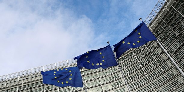 Des drapeaux de l'ue flottent devant la commission europeenne a bruxelles[reuters.com]