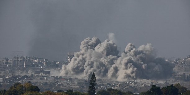 Fumee et debris apres une frappe aerienne israelienne dans le centre de gaza[reuters.com]
