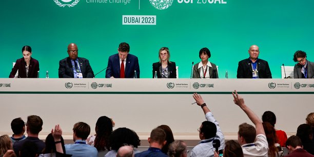 Des personnes levent la main pendant une conference de presse, lors de la conference des nations unies sur le changement climatique (cop28), a dubai[reuters.com]