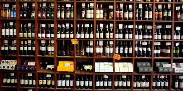 Des bouteilles de vin dans un magasin à Nice (photo d'illustration).