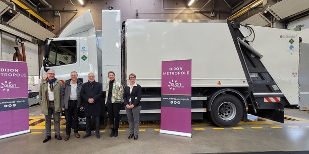 La première benne à ordures ménagères de Dijon Métropole, présentée dans les ateliers Dieze, la filiale de Suez chargée de la gestion des déchets à Dijon.