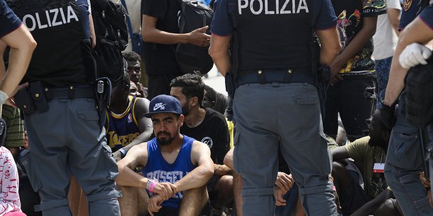 Des migrants à Lampedusa (Italie), le 16 septembre.