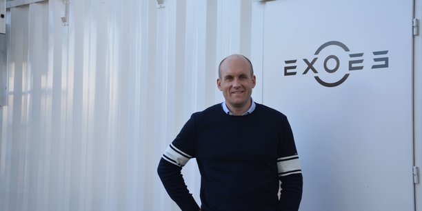 Le PDG d'Exoes Arnaud Desrentes devant un conteneur de test pour composants de véhicule électrique.