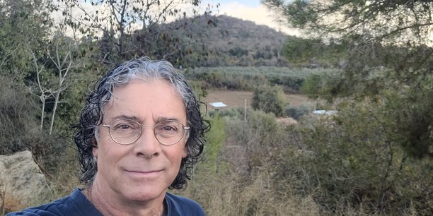 Le Franco-Israélien Marco Sarrabia, originaire de Montpellier, vit dans le kibboutz Tsuba, près de Jérusalem, et travaille dans une usine au sein du kibboutz, qui produit et exporte dans le monde entier des vitres de sécurité pour des trains, voitures, poids lourds, blindés, etc.