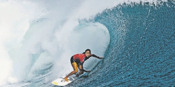 La surfeuse française Vahine Fierro, à Teahupoo en compétition de la World Surf League (WSL), le 16 août 2023.