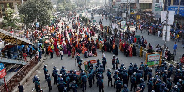 Des affrontements entre des manifestants réclamant la démission de la Première ministre bangladaise Sheikh Hasina et des partisans du parti au pouvoir, la Ligue Awami, ont fait au moins cinquante morts dimanche (photo d'archives).