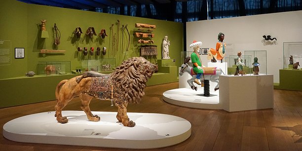 Un lion de manège en bois sculpté et verre coloré au Mucem à Marseille.