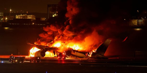 Une collision entre un avion de ligne et un autre appareil - appartenant aux garde-côtes japonais - est à l'origine de l'incendie.