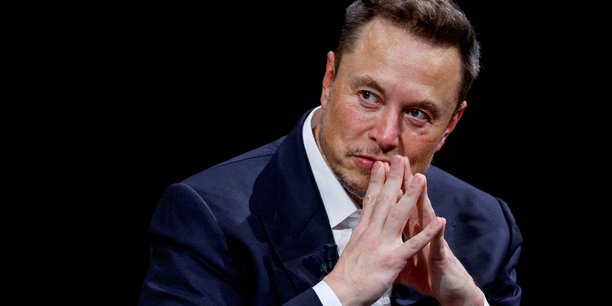 Elon Musk, directeur général de Tesla mise sur les robots taxis