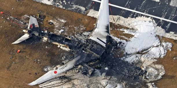 L'ensemble des passagers et membres d'équipage de l'A350 de Japan Airlines ont tous pu évacuer à l'aide de toboggans gonflables avant que l'appareil ne s'embrase complètement.