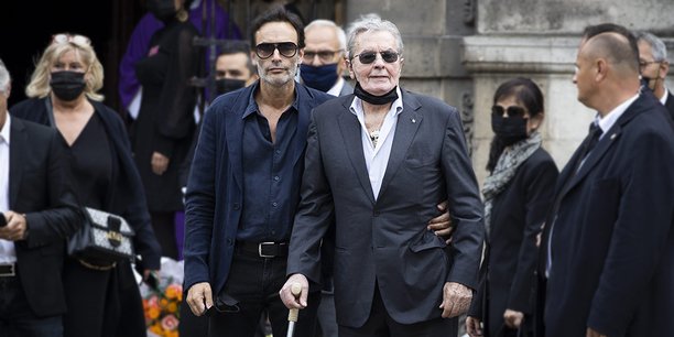 Anthony Delon et son père lors des obsèques de Jean-Paul Belmondo, le 10 septembre 2021, à Paris.