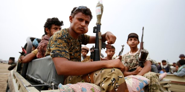 « Les Houthis soutenus par l'Iran ont lancé dans le sud de la mer Rouge une attaque complexe de conception iranienne à l'aide de drones, de missiles de croisière antinavire et d'un missile balistique antinavire », a détaillé de son côté le Commandement militaire américain au Moyen-Orient (Centcom).