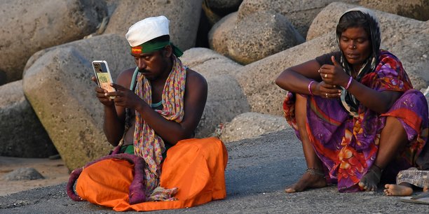 Des utilisateurs de smartphones à Bombay, le 4 janvier 2023.