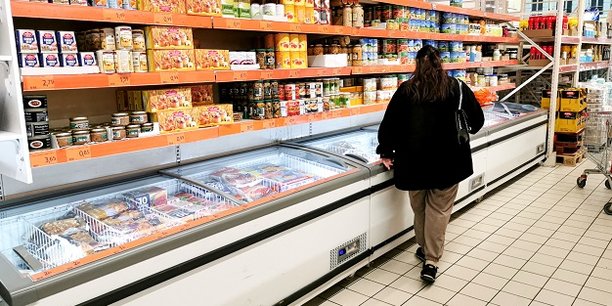 Les prix de l'alimentaire ralentissent au Royaume-Uni mais cela ne compense pas la hausse des prix de l'alcool et du tabac selon l'Office national des statistiques.