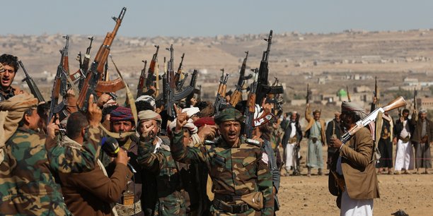 Des combattants houthis lors d'une manifestation contre les frappes militaires menées par les États-Unis au Yémen.