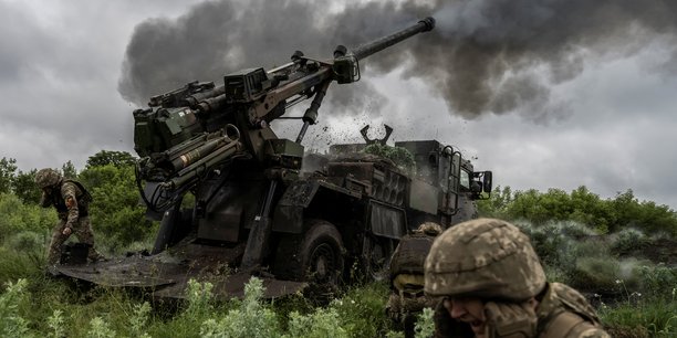 Des soldats ukrainiens tirent un obusier Caesar vers des positions russes, près de la ville d'Avdiivka.
