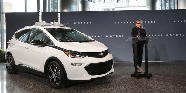 La voiture de Cruise, la filiale de General Motors qui développe les voitures autonomes. Elles sont reconnaissables à leur toit bardé de capteurs.
