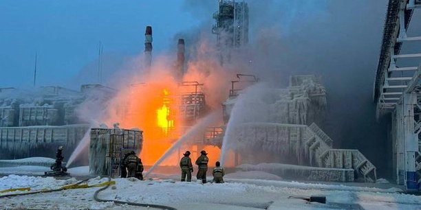 Les pompiers tentent d'éteindre l'incendie de l'usine Novatek, en Russie