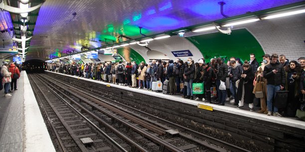Outre les trois stations où le seuil de pollution est dépassé, 31 stations du métro parisien affichent un « niveau moyen » de concentration de particules fines PM10 (photo d'illustration).