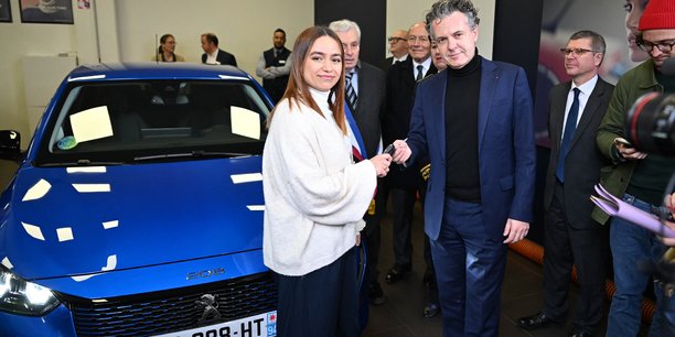 Christophe Béchu, ministre de la Transition écologique, remettait ce matin les clés de la première voiture bénéficiant du leasing social, lancé par l'Etat en décembre dernier.