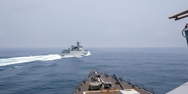 Un navire de guerre chinois navigue près d'un destroyer américain dans le détroit de Taïwan (Photo d'illustration).
