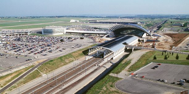La « LGV 4 Rhône-Alpes » contourne Lyon par l'Est, en s'arrêtant par la gare de Lyon-Saint-Exupéry, accolée à l'aéroport.