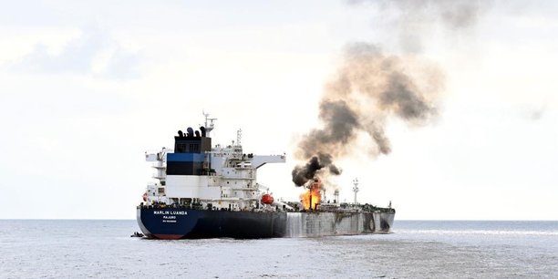 Le tanker Marlin Luanda, propriété du négociant Trafigura, touché par un missile lancé par les rebelles Houthis à 60 miles nautiques au sud est d'Aden (Yémen) en mer Rouge, le 26 janvier.