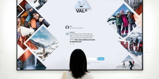 Depuis début janvier, les visiteurs de la station de Val d'Isère ont la possibilité d'échanger avec un agent d'accueil, mais aussi avec un agent conversationnel issu de l'IA générative pour répondre à des questions durant leur séjour.