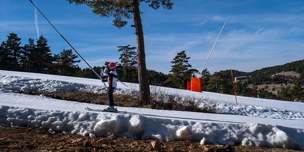 À Gréolières (Alpes-Maritimes), le manque de neige en janvier perturbe le bon fonctionnement de la station de ski.