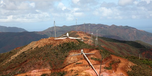 L’énergie générées par les éoliennes rétractables (ici en Nouvelle Calédonie) est directement réinjectée par Vergnet dans les petits réseaux électriques ou centrales thermiques des zones isolées.