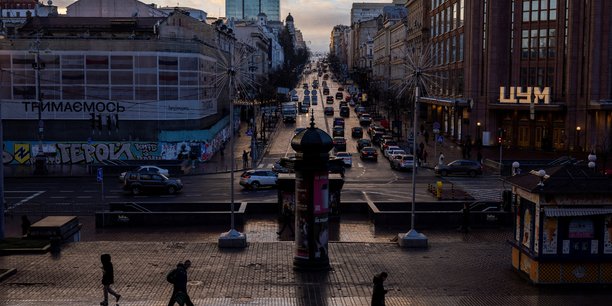 Des personnes marchent dans la rue khreshchatyk a kiev[reuters.com]