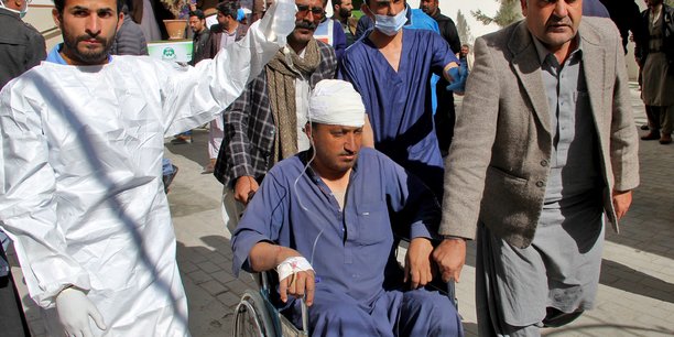 Un homme, blesse lors d'une explosion a khanozai, quitte l'hopital, a quetta, pakistan[reuters.com]