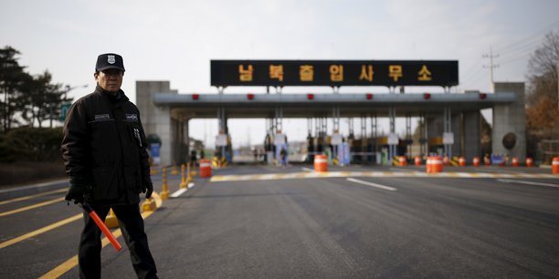 Un officier sud-coréen garde la route qui mène à la zone industrielle de Kaesong entre les deux Corées, autrefois symbole de la coopération entre les deux pays.
