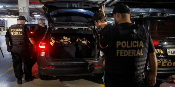Des agents de la police federale bresilienne lors d'une operation au siege du parti liberal[reuters.com]