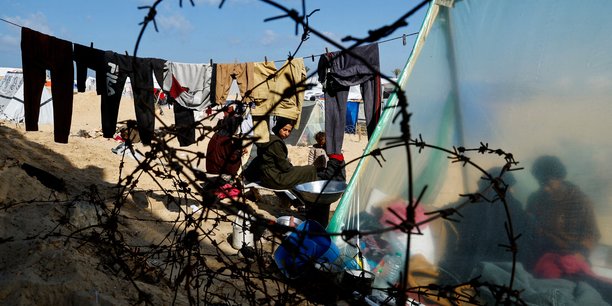 Une famille palestinienne deplacee s'abrite a la frontiere avec l'egypte, a rafah[reuters.com]