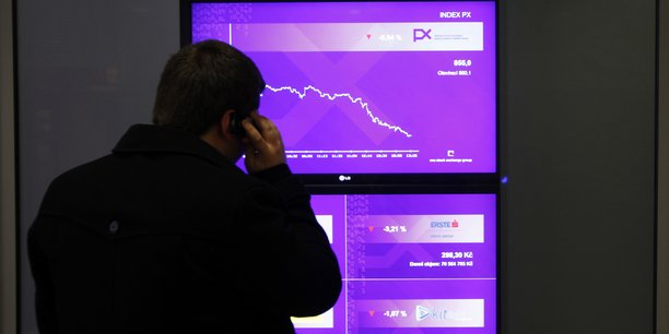 Un homme regarde l'ecran de l'indice a la bourse de prague, a prague[reuters.com]