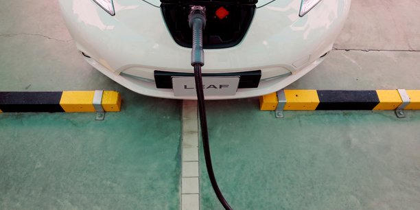 Une voiture electrique est vue en train d'etre rechargee lors de l'ouverture d'une station de recharge commerciale pour ve de la societe d'energie ptt pcl, a bangkok[reuters.com]