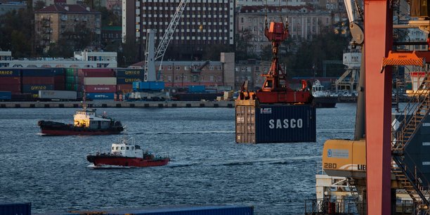 Trois conteneurs d'expedition dans un port de vladivostok, en russie[reuters.com]