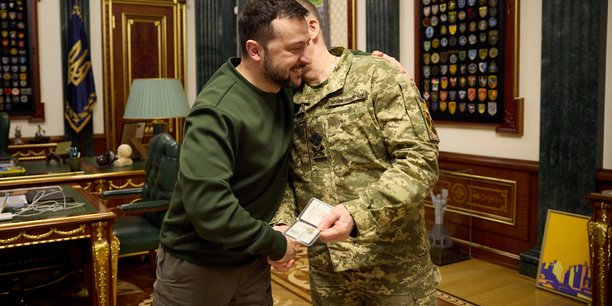 Le president ukrainien volodymyr zelenskiy et le commandant en chef de l'armee ukrainienne oleksandr syrskyi a kiev, en ukraine[reuters.com]
