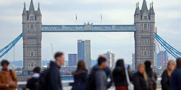 Photo d'archives des gens qui traversent le london bridge[reuters.com]