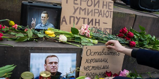 Plusieurs bouquets de fleurs ont été déposés sur ce monument aux victimes de la répression politique situé juste à côté de la Loubianka, le tristement célèbre siège du KGB soviétique puis du FSB russe. (Photo d'illustration).