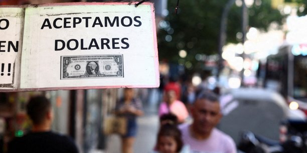 Photo d'archives: un panneau a l'exterieur d'un magasin indique en espagnol nous acceptons les dollars a buenos aires[reuters.com]