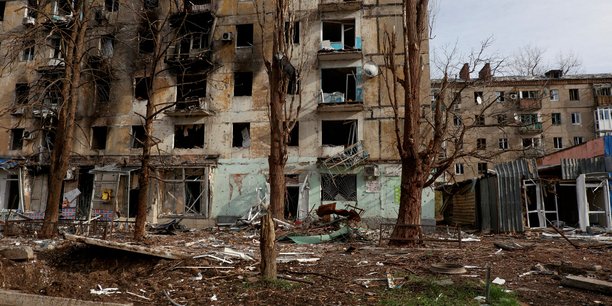 Vue de batiments residentiels lourdement endommages par des frappes militaires russes en ukraine[reuters.com]