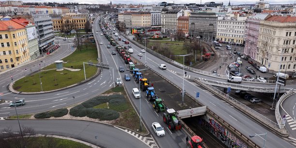 Des agriculteurs conduisent des tracteurs lors d'une manifestation a prague, en republique tcheque[reuters.com]