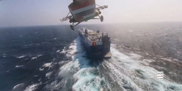 Un helicoptere militaire houthi survole un cargo en mer rouge[reuters.com]